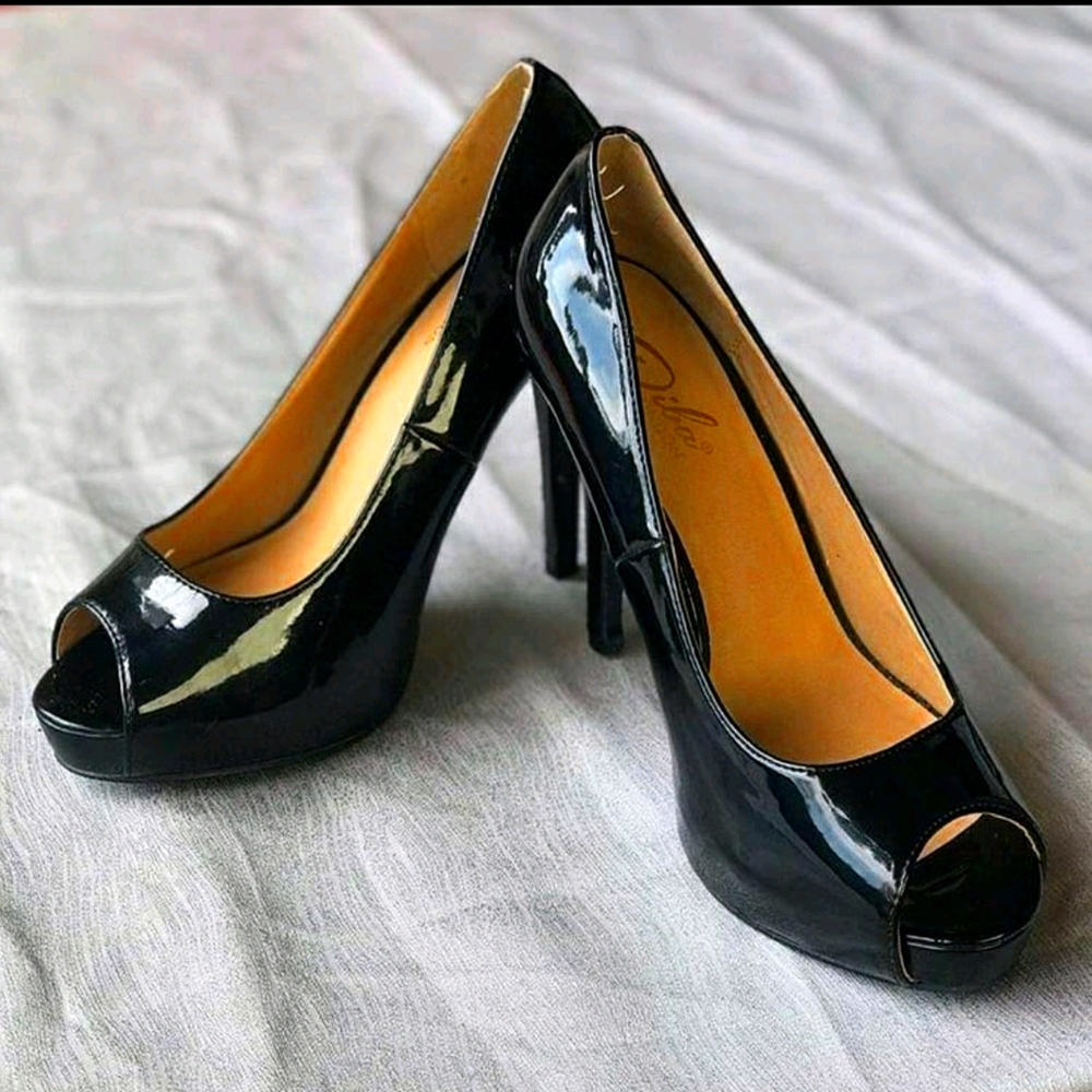 Classic shiny pumps
